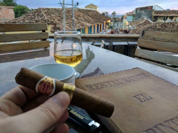 cigar y rum Trinidad Cuba